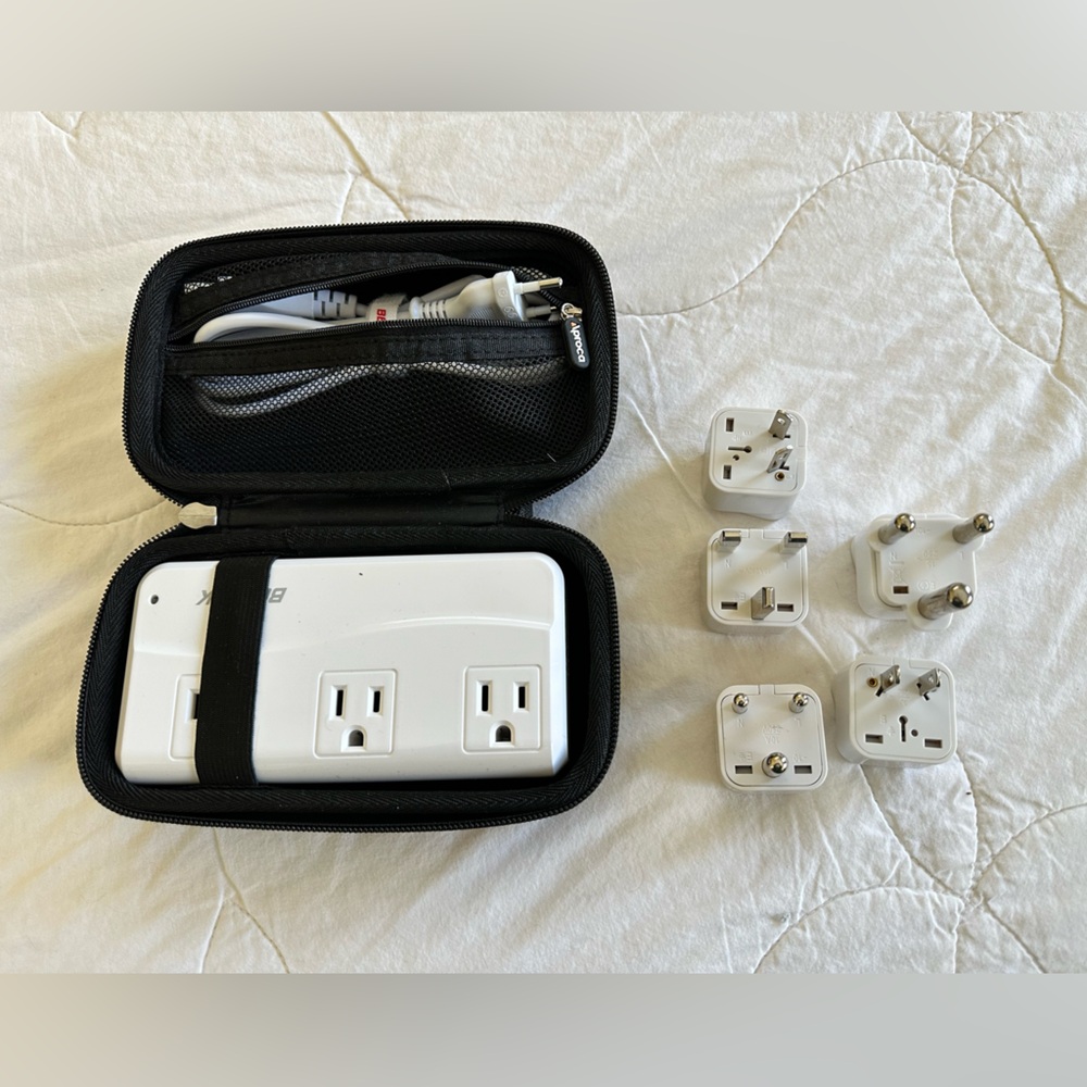 Bestek Travel Power Adapter Set with Aproca Case - like new!